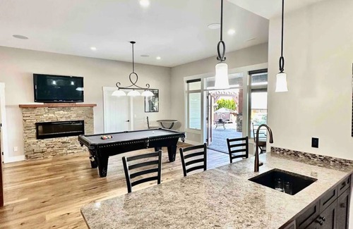 Black Mountain House | Vacation ParadisenForget your worries in this spacious and serene space!n