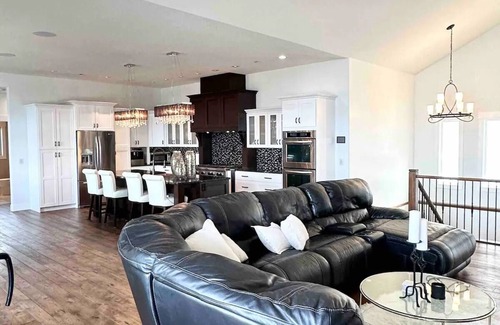 Black Mountain House | Vacation ParadisenForget your worries in this spacious and serene space!n