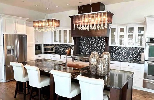 Black Mountain House | Vacation ParadisenForget your worries in this spacious and serene space!n