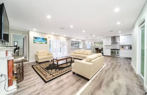Hollywood Hills House | Vacation Pool House 2! 5BD 3BA