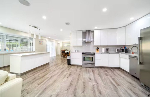 Hollywood Hills House | Vacation Pool House 2! 5BD 3BA
