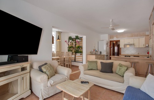 Costa Teguise Apartment | Vacation 'Queen Ovetus Planta Baja' with Mountain View, Shared Pool and Wi-Fi