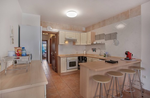 Costa Teguise Apartment | Vacation 'Queen Ovetus Planta Baja' with Mountain View, Shared Pool and Wi-Fi