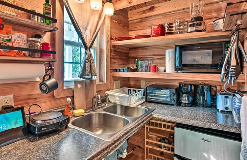Silver City Apartment | Vacation Rental Cabin Near Fayetteville