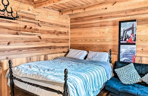 Silver City Apartment | Vacation Rental Cabin Near Fayetteville