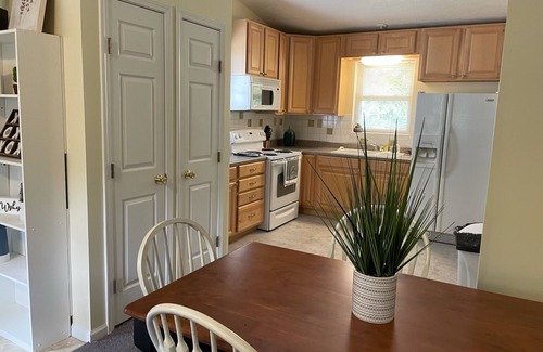 Albany Cottage | Vacation Rental Cottage with Hot Tub and Lakeview near Athens & Hocking Hills