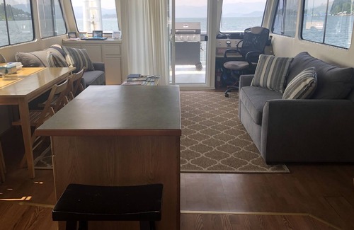 Hope Boat Rental | Vacation rental of a houseboat