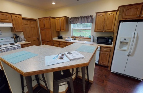 Albany Cottage | Vacation Rental Pet Friendly w/Hot Tub Lakeview near Athens & Hocking Hills