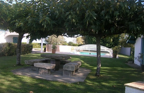 Arcangues Apartment | Vacation rentals in Arcangues apartment in a villa