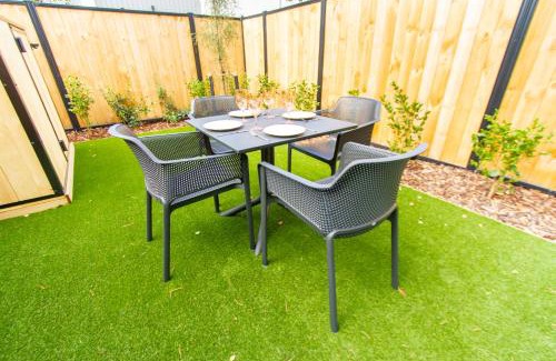 Upper Riccarton Apartment | Vacation Riccarton 2 bed 2 bath w/carpark