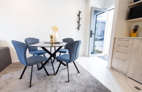 Upper Riccarton Apartment | Vacation Riccarton 2 bed 2 bath w/carpark