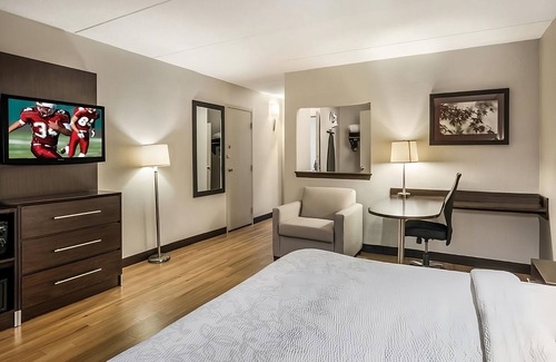 Woburn House | Vacation Starts Here! 2 Comfortable Units, Pets Allowed, Steps to Woburn Mall!