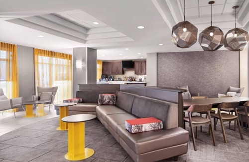 Southeast Houston House | Vacation Starts Here! Outdoor Pool, FREE Breakfast and Parking!