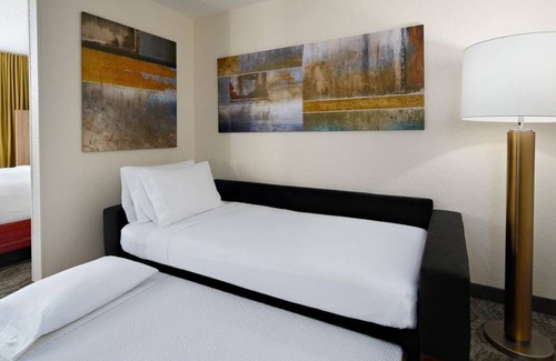 Southeast Houston House | Vacation Starts Here! Outdoor Pool, FREE Breakfast and Parking!