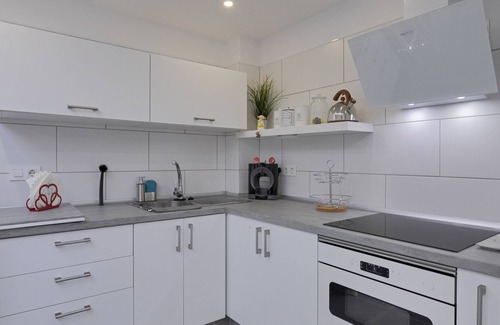 Punta del Hidalgo Apartment | Vacation Studio 'Loft Cerca Del Mar Tenerife' with Shared Terrace, Shared Garden and Wi-Fi