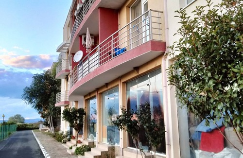 Tankovo Condo | Vacation Studio with Balcony Close To Beach