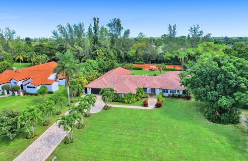 Survey Creek House | Vacation Tennis House with Euro Red Clay Tennis Court! Discounted Summer Rates!