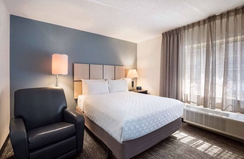 Clearwater House | Vacation Time! Close to Airport, Full Kitchen, Pet-friendly and Outdoor Pool!
