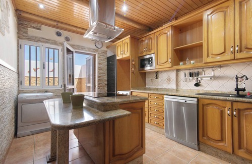 Telde Villa | Vacation Villa 'Casa La Herradura' with Sea View, Private Terrace and Wi-Fi