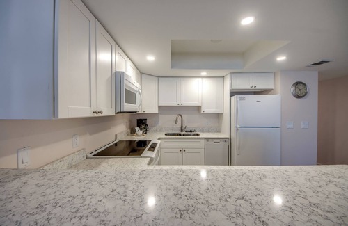 Fort Myers Beach Condo | Vacation Villas #535 - Beachfront Condo with Amazing View and Screened Lanai!