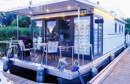 Havelsee Boat Rental | Vacations in a floating house - pure relaxation in the Havelbogen.