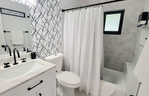 Tamiami House | Vacations in Miami 3/2 canal front home