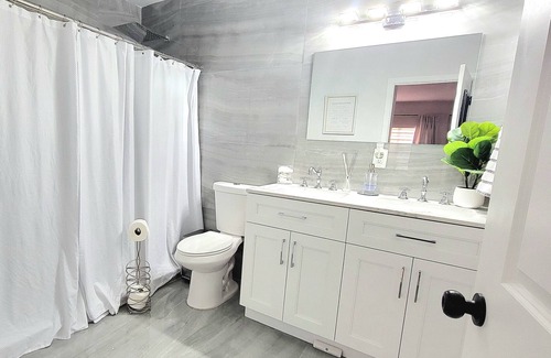 Tamiami House | Vacations in Miami 3/2 canal front home