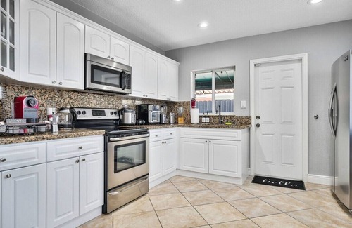 Coral Way House | Vacay Spot Happy Escape 15Min Beach Massage Shower