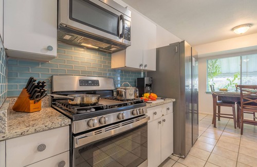 Live Oak House | VacayFunHouse between SA&New Braunfels w/King Bd