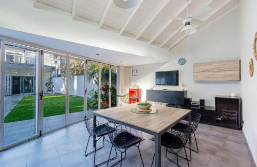 Comuna 11 House | Vaer House: Experiencia con Jacuzzi y Quincho
