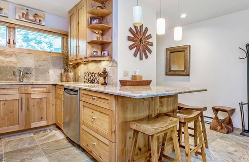 Vail Condo | Vail - Beautifully remodeled 2BR/2Bath - on Bus route to Vail village