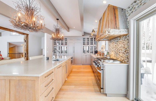 Highland Meadows House | Vail Mountain Retreat w/Hot Tub & Deck!