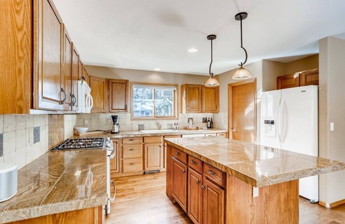 Minturn House | Vail Ski and Trout Haven, Riverfront, Hot Tub, Mountain Views. Minturn living.