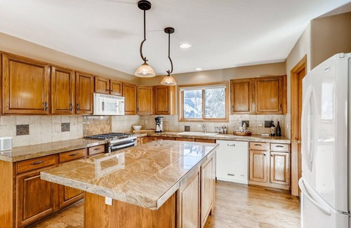 Minturn House | Vail Ski and Trout Haven, Riverfront, Hot Tub, Mountain Views. Minturn living.