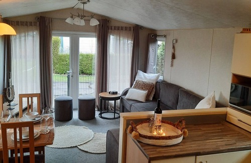 Sumar Ski Chalet | Vakantieoord Chalet With Veranda, Located in Friesland, Camping on the Lake