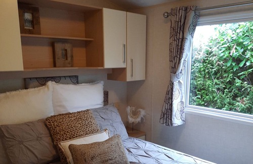 Sumar Ski Chalet | Vakantieoord Chalet With Veranda, Located in Friesland, Camping on the Lake