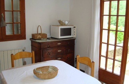 Nebian Apartment | Val'ombreuse : Maison Avec Jardin en Bord de Rivière