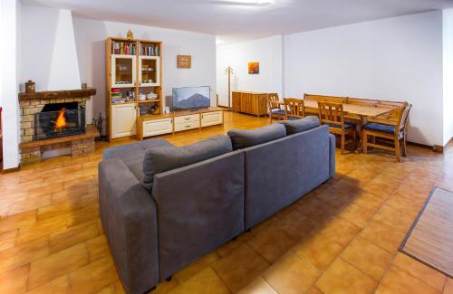 Taleggio House | Val Taleggio nel verde x8 persone con camino e Wifi