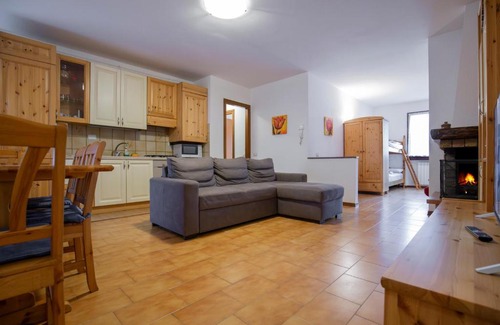 Taleggio House | Val Taleggio nel verde x8 persone con camino e Wifi