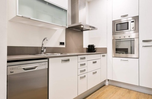 L'Antiga Esquerra de l'Eixample Apartment | Vale Suite 302 - 2 bedroom flat with balcony