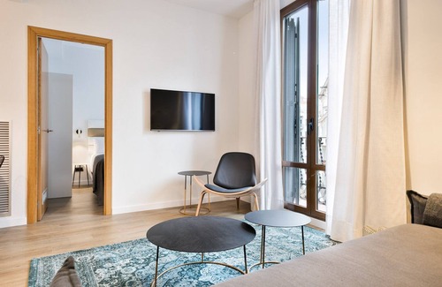 L'Antiga Esquerra de l'Eixample Apartment | Vale Suite 302 - 2 bedroom flat with balcony