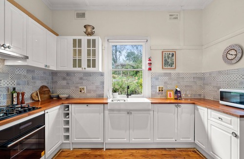 Yerrinbool House | Valencia Cottage: Relax, Swim & Spa.
