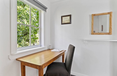 Yerrinbool House | Valencia Cottage: Relax, Swim & Spa.