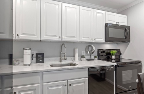 Waldorf House | Valencia Royale ~ Private 2BR Luxe Suite (MGM, National Harbor, DC MD VA)