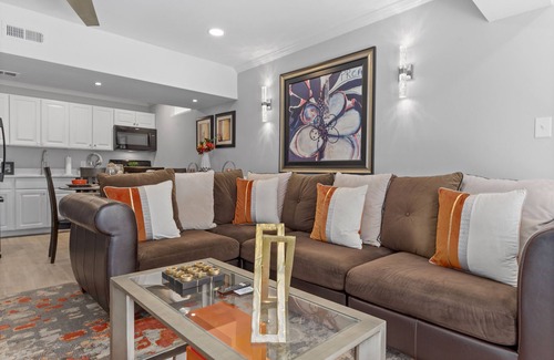 Waldorf House | Valencia Royale ~ Private 2BR Luxe Suite (MGM, National Harbor, DC MD VA)