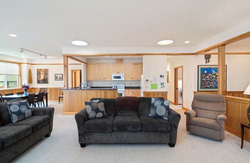 Manzanita House | Valentine's House MCA#525 Cozy Duplex 1 block to the beach, fireplace