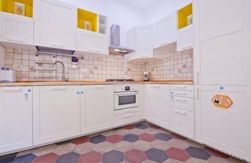 Sallustiano Apartment | Valenziani, Cozy 3 Br Apt Near Barberini By Halldis