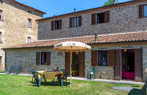 Apecchio Apartment | Valguerriera 6- Rosa Cremisi