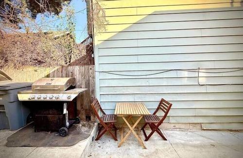Vallejo House | Vallejo 1BR Adorable Cottage by the Napa River