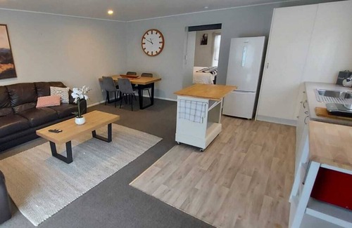 Waipawa Cottage | Valley Cottage - Modern Cottage in a peaceful rural setting - close to town